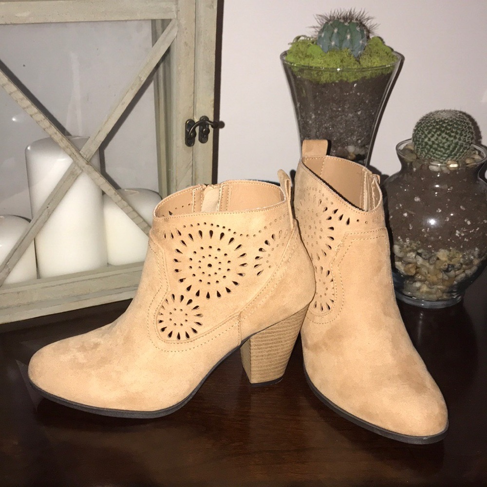 Qupid Size 8 Tan Suede Ankle Booties