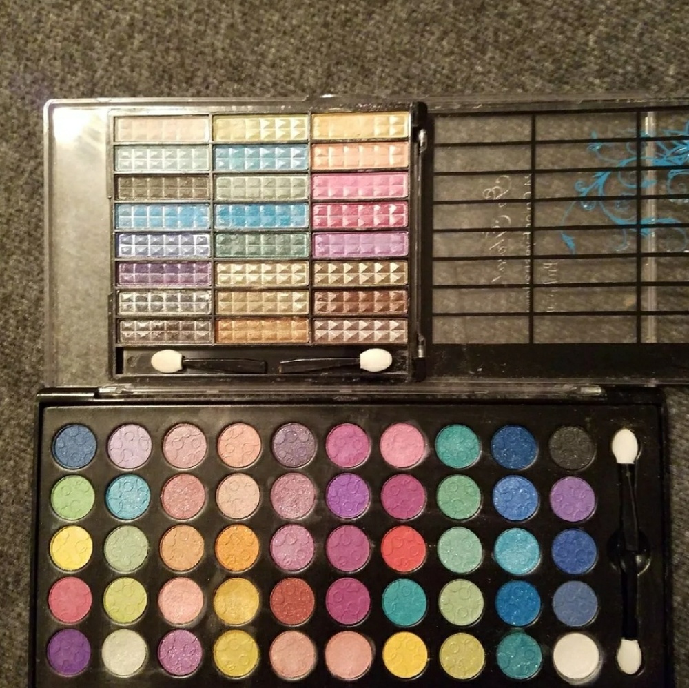 EUC 2 EYESHADOW PALETTES LOTS OF COLORS