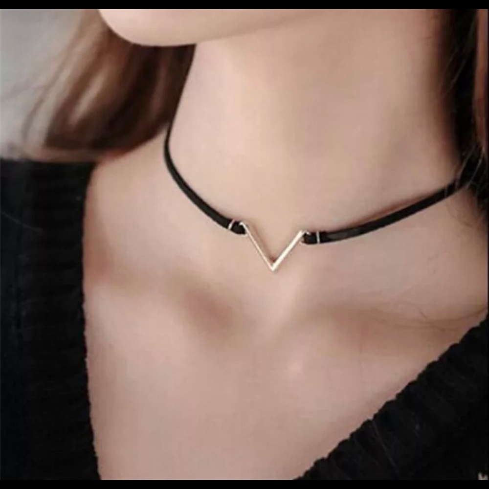 Choker necklace black V pendant