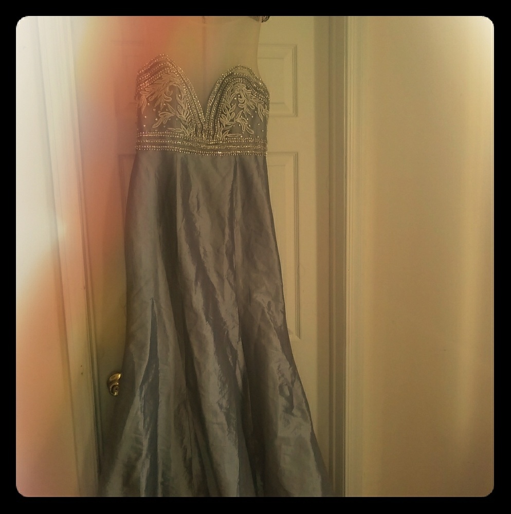 Gray eloquent evening gown with top rhinestones