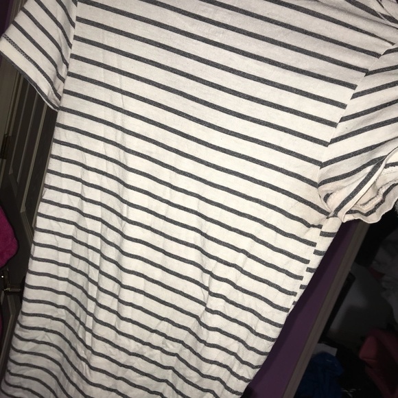 PacSun v-neck by the brand Nollie - Picture 3 of 3