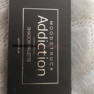 Younique eyeshadow palette moonstruck addiction 1