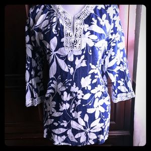 ALFRED DUNNER• blue and white embroidered top