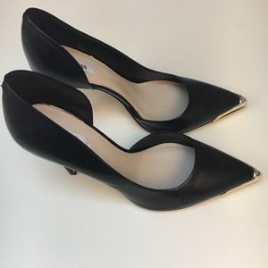 Guess Black Leather Gold Point Pump