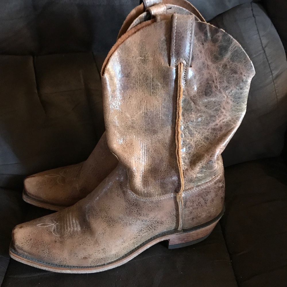 Justin men’s sip on boots.
