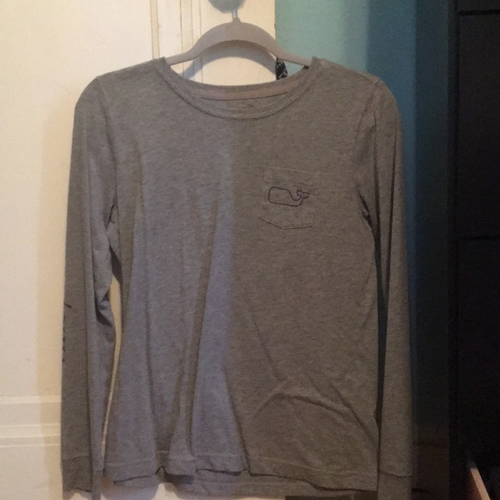 Vineyard vines longsleeve.