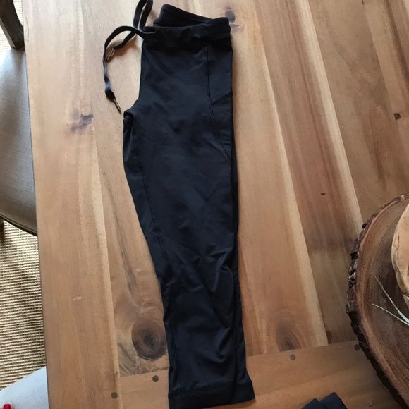 Sz 2 lululemon black crops. - Picture 2 of 4