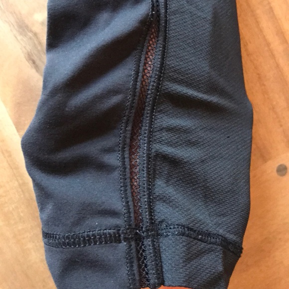 Sz 2 lululemon black crops. - Picture 3 of 4