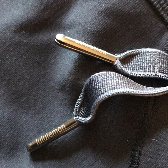 Sz 2 lululemon black crops. - Picture 4 of 4