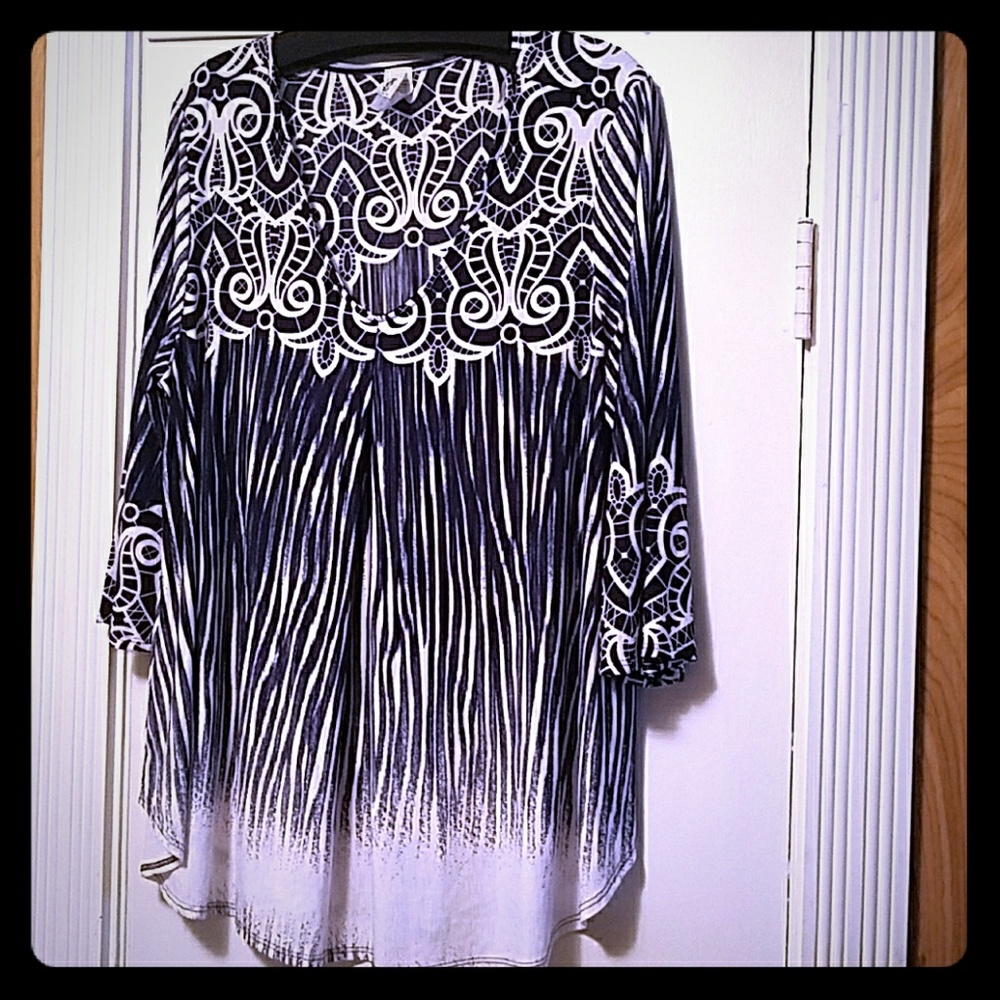 R. Rouge Boutique Style Top Women's Blue White Stripe ( NWOT)