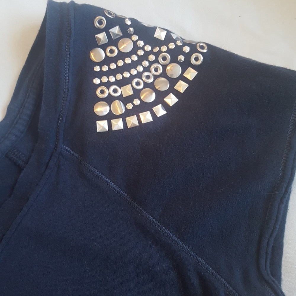 V neck - Picture 3 of 3