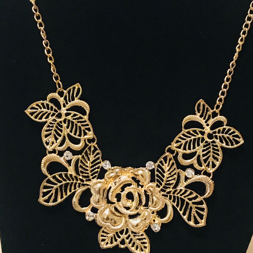 Vintage inspired blossoms golden flower necklace