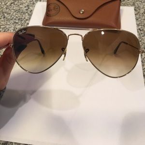 Aviator ray bans gold standard size