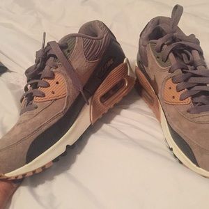 Nike women’s air max.