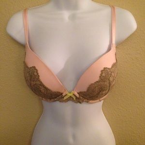 🐞Victoria Secret Bra size 32DD.