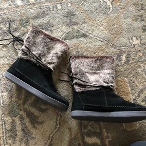 TOMS Women Nepal BlackSuede Faux Fur Boots