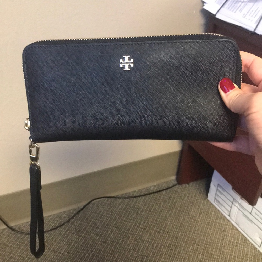 Authentic Tory Burch Wallet 😍🎅