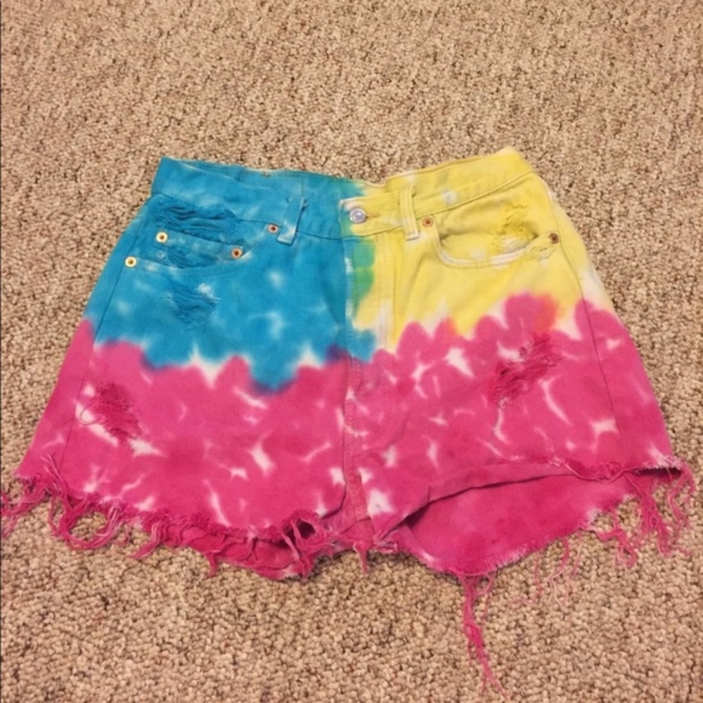 fun tie dye levis shorts