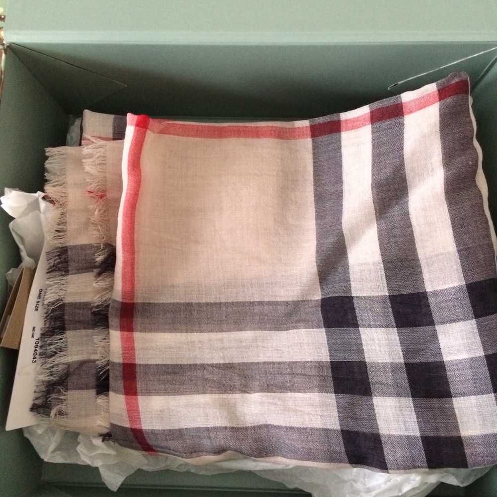 💖HP💖 Burberry Wool and Silk Scarf （Price Firm - Picture 2 of 8