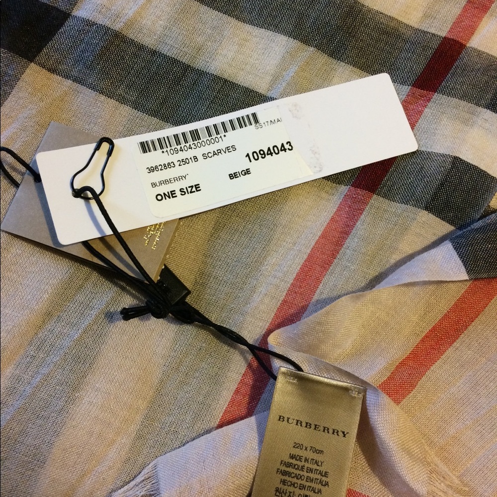 💖HP💖 Burberry Wool and Silk Scarf （Price Firm - Picture 4 of 8