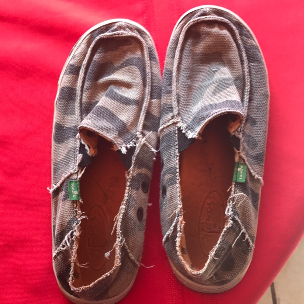 Kids Sanuk slip-on's size 6