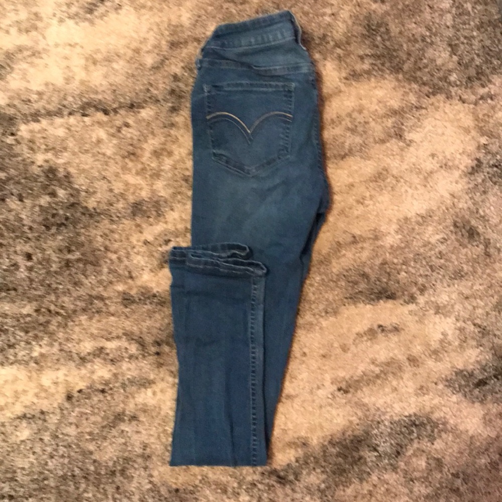 Medium wash mid rise skinny Levi’s jeans.