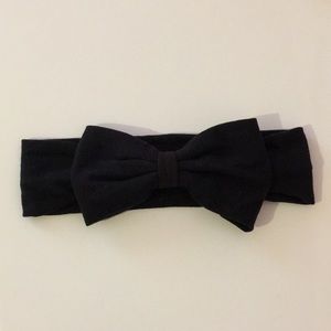 📦 Black bow baby headband