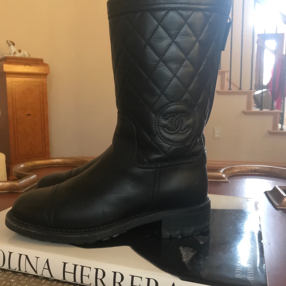 Chanel boots fur inside