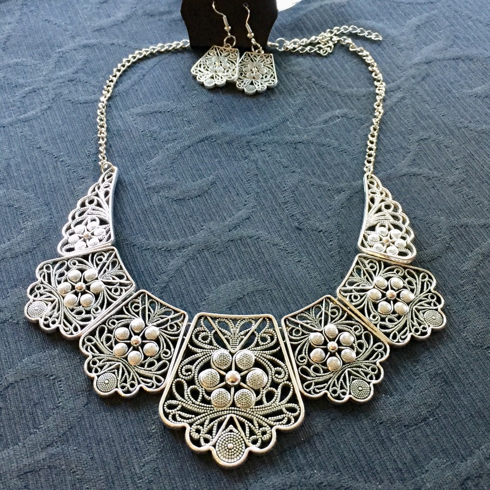 ✨Beautiful Statement Necklace Set ✨