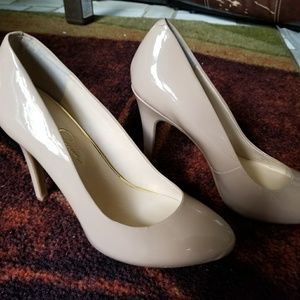 Jessica Sampson tan pumps 😍😍