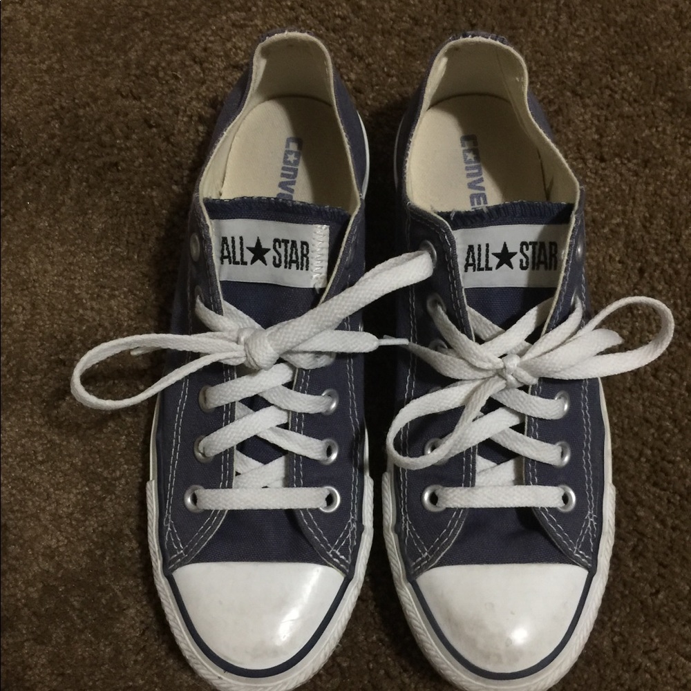 Low top navy blue converse