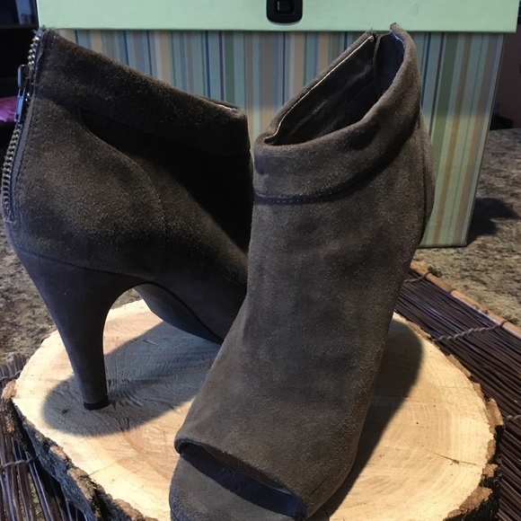 Steve Madden open toe suede statements ....... - Picture 1 of 6