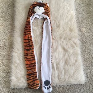 Long paws hat NWT