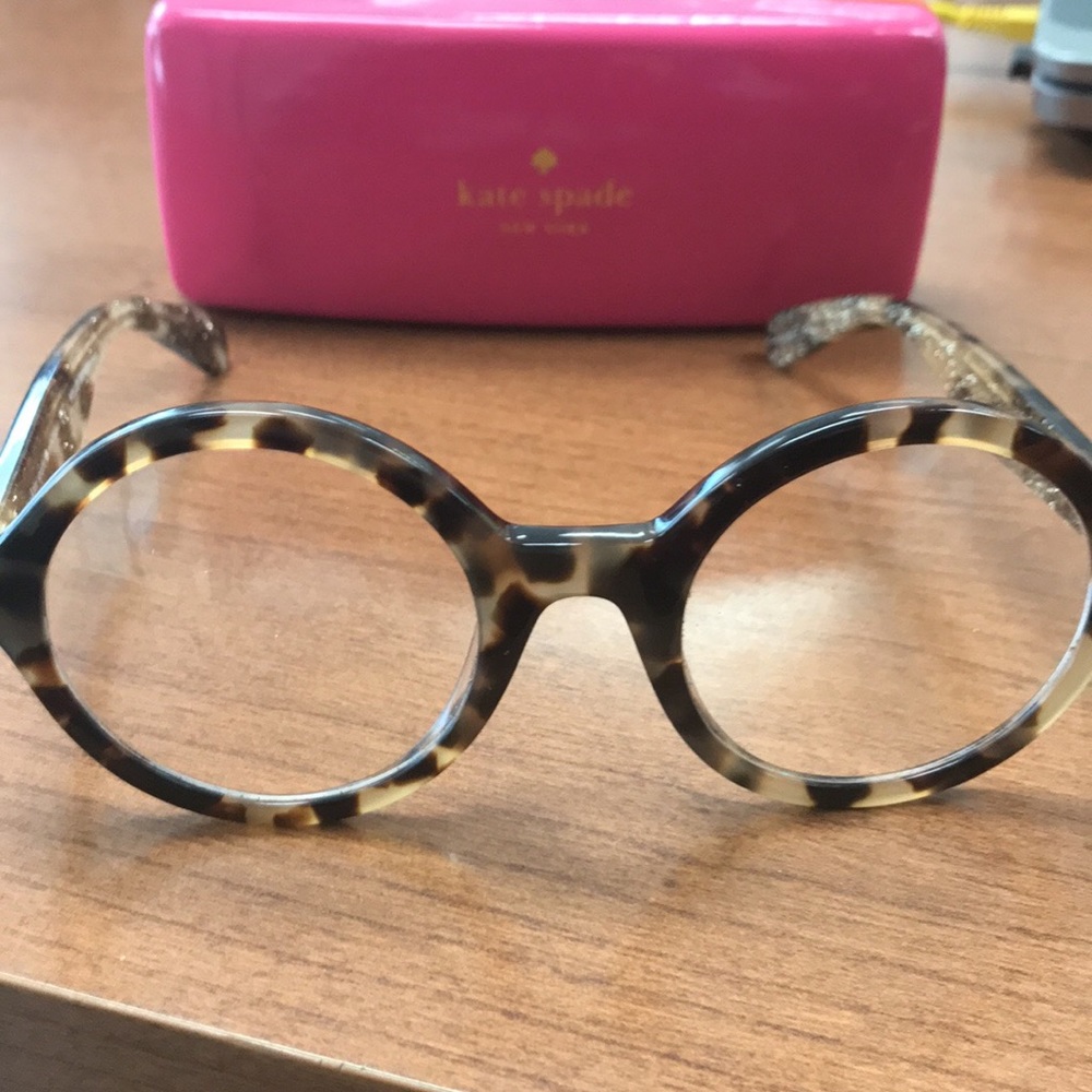 Eye glass or sun glasses.