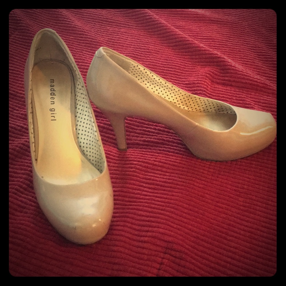 Nude dress pump size 7 1/2.