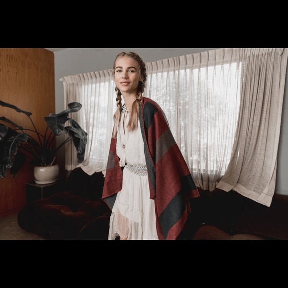 *SOLD* BB Dakota Mulberry Poncho - Picture 5 of 5