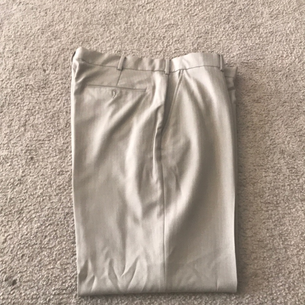 Men’s dress lacks classic fit