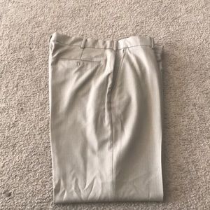 Men’s dress lacks classic fit