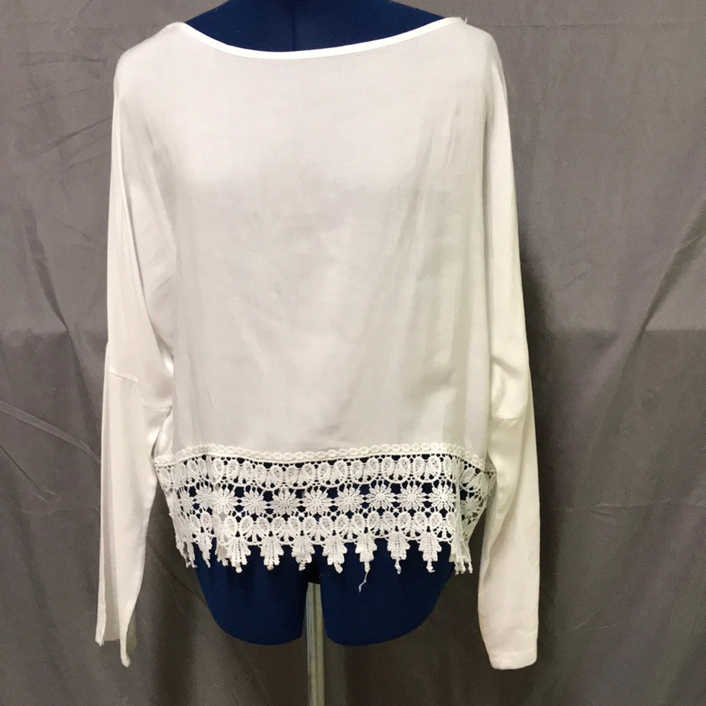 Long sleeve shirt with detail on bottom