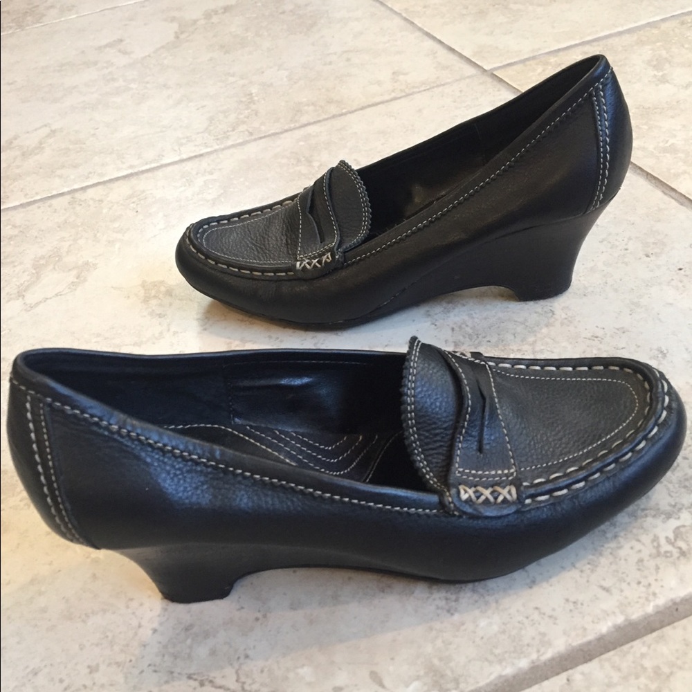 Aerosoles black leather wedge loafer