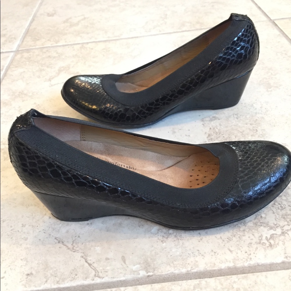 Snake embossed leather-like wedges 2” heel