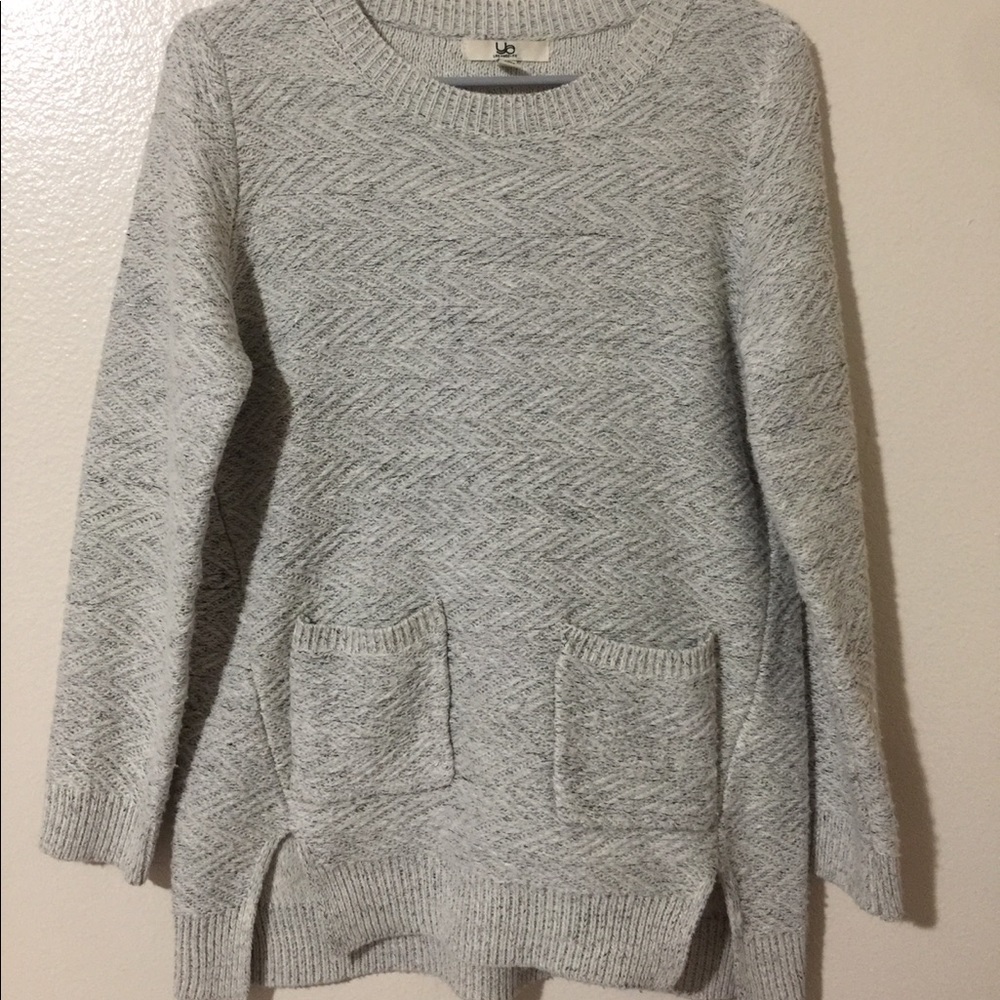 Heather gray/white/black warm sweater w pockets