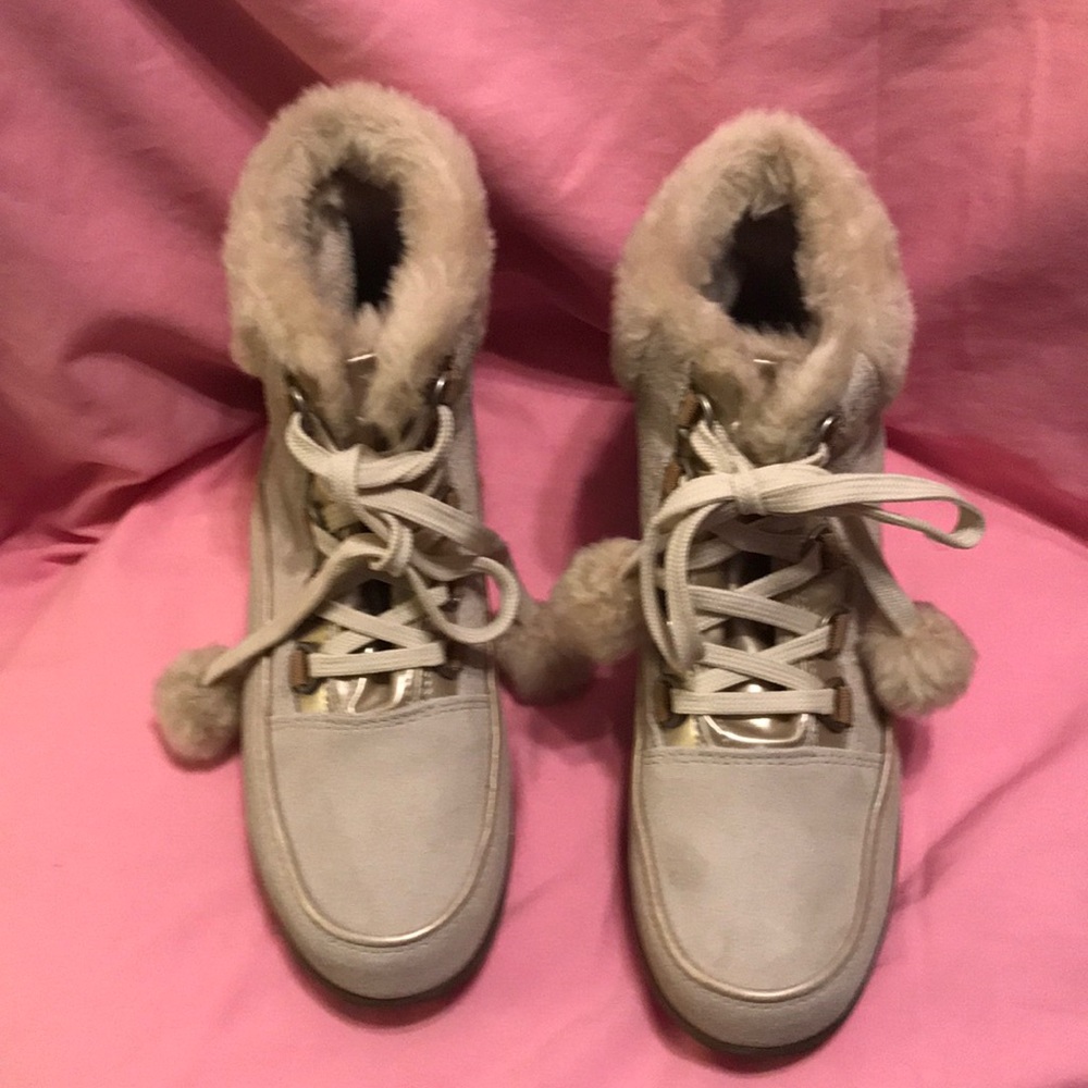 NWOT Winter whiter low cut boots