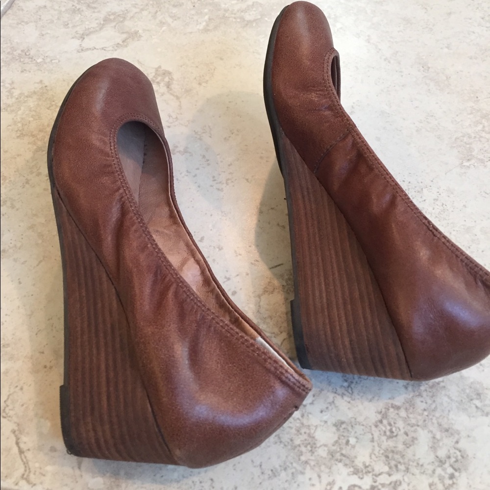 Tan leather wedges padded footbed 2” heel