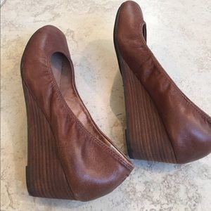 Tan leather wedges padded footbed 2” heel