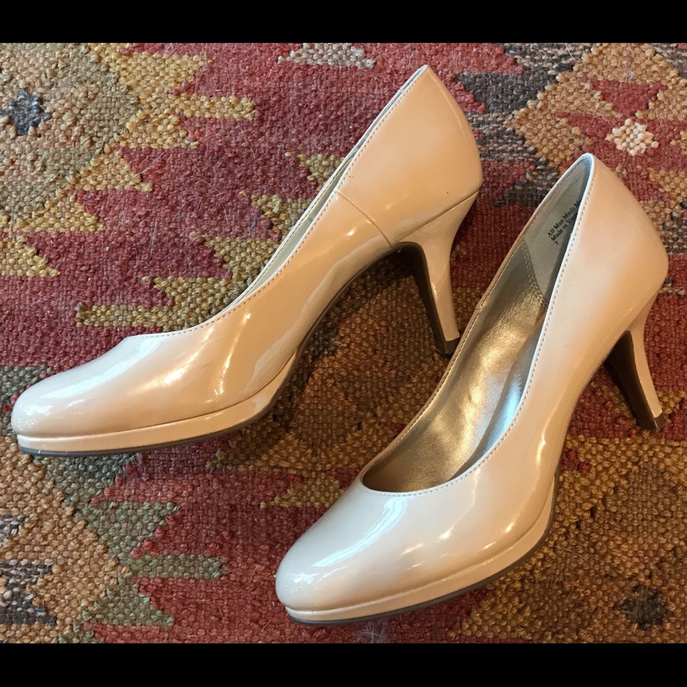 Nude Pumps