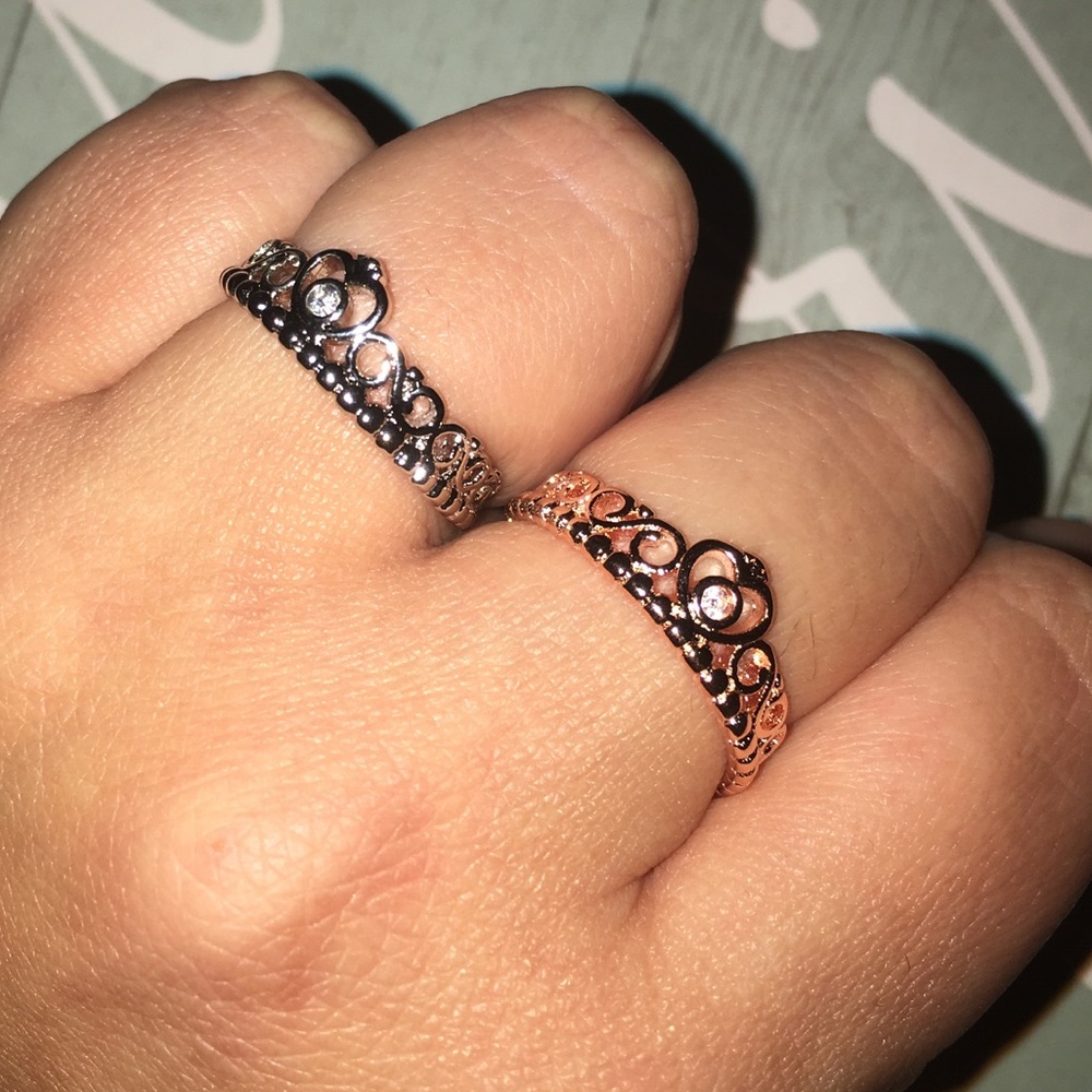 ✨New Items✨ Crown rings in rose gold and silver