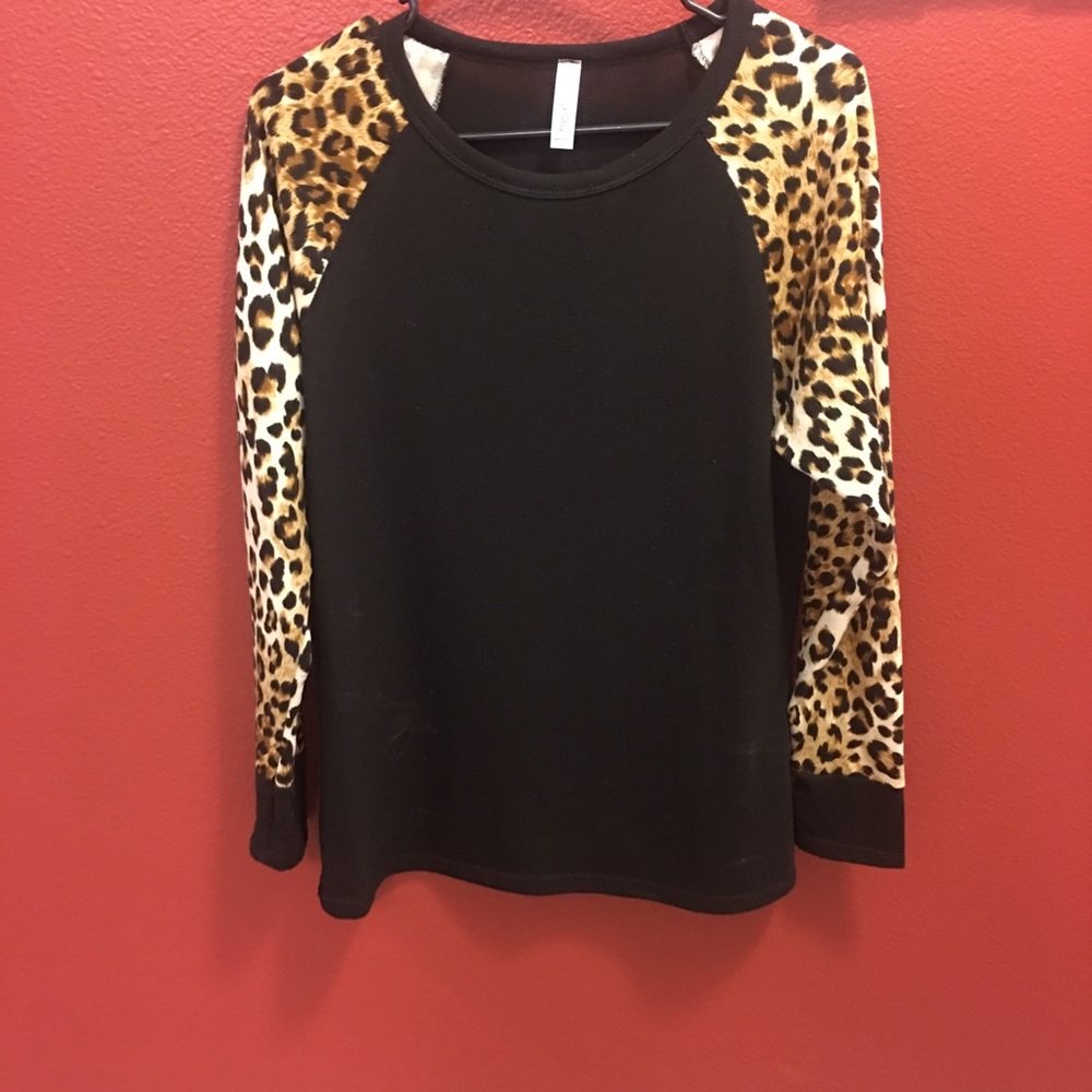 Leopard print baseball style tee