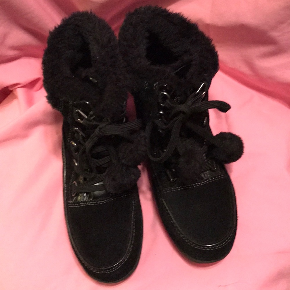 Low cut black boots
