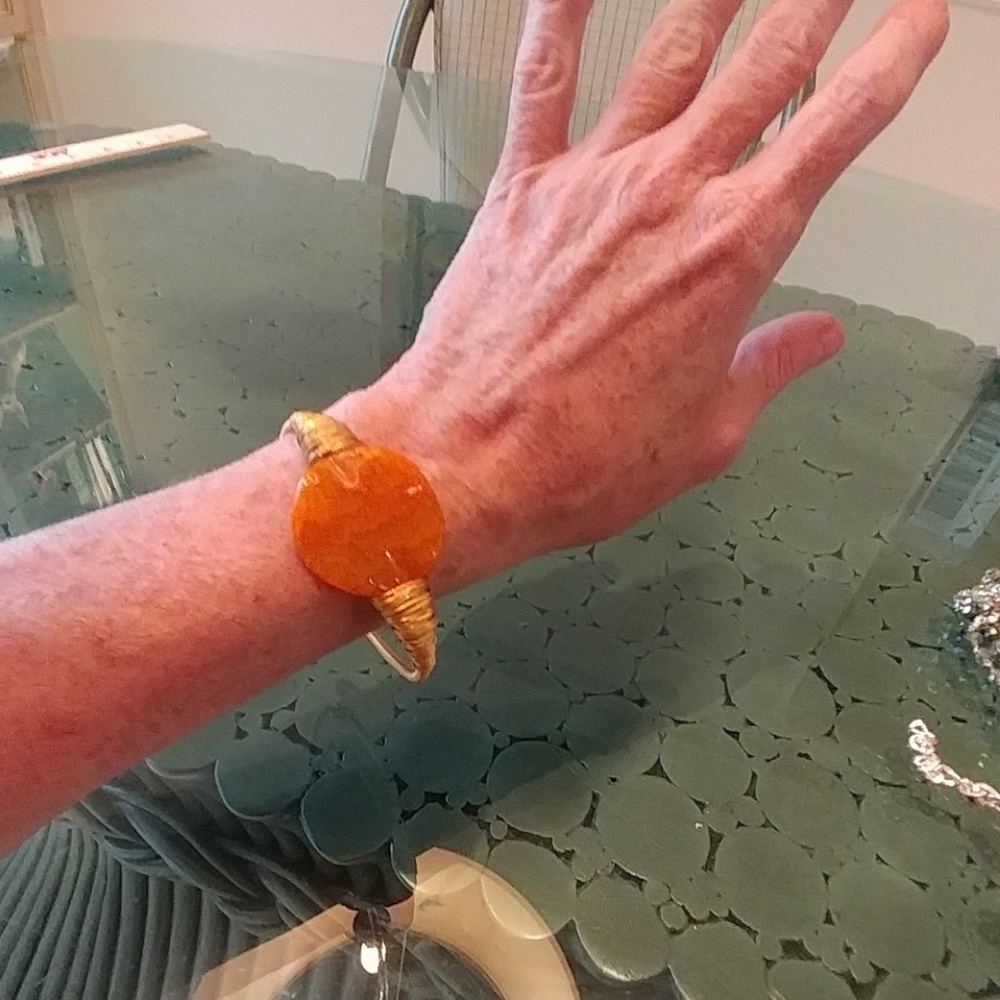 CARNELIAN STONE ON GOLD WIRE BRACELET